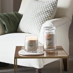 Yankee Candle Amber & Sandalwood Signature Medium Jar Candle 7 Yankee Candle Amber & Sandalwood Signature Medium Jar Candle -Home General Store amber sandalwood signature collection lifestyle 1 1