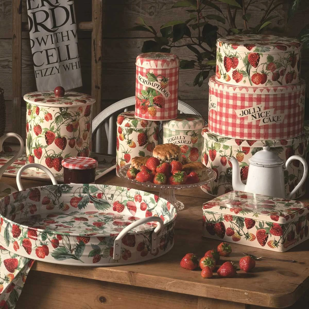 Emma Bridgewater Fruits Strawberries Set Of Three Round Cake Tins 6 Emma Bridgewater Fruits Strawberries Set Of Three Round Cake Tins - Image 6