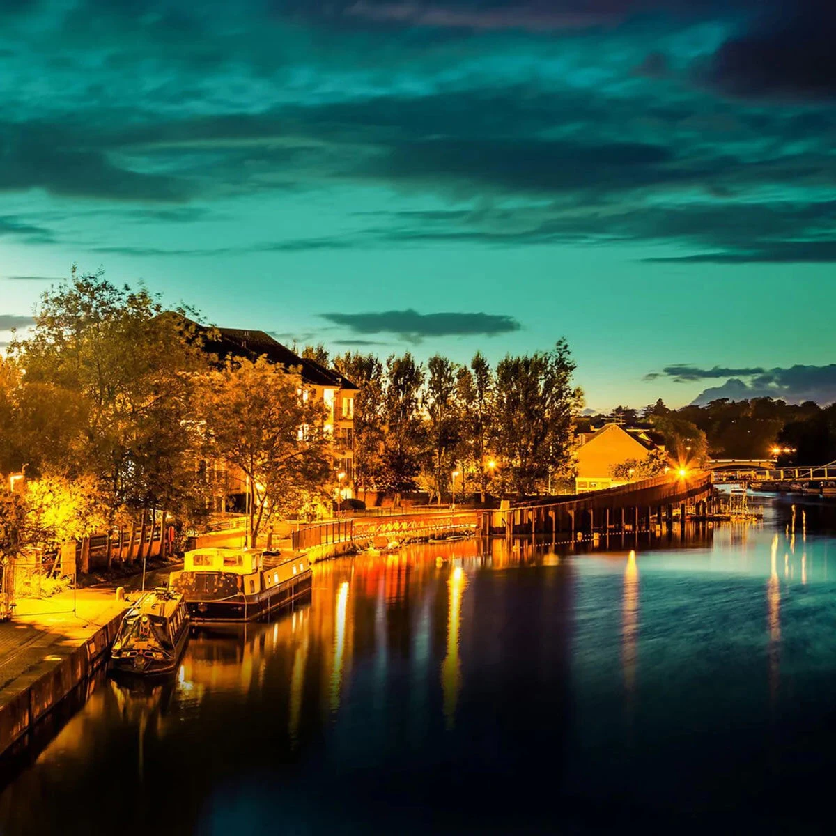 Home County Candle Co. The Berkshire - Royal Country Rose 100ml Reed Diffuser Refill 2 Home County Candle Co. The Berkshire - Royal Country Rose 100ml Reed Diffuser Refill - Image 2