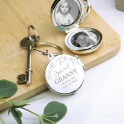 Personalised Floral Round Photo Frame Keyring -Home General Store pmc personalised p0102z26 floral round photo frames keyring 05