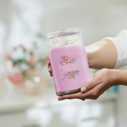 Yankee Candle Hand Tied Blooms Signature Large Jar Candle 9 Yankee Candle Hand Tied Blooms Signature Large Jar Candle -Home General Store yankee candle 1734800e hand tied blooms signature large jar candle lifestyle 5